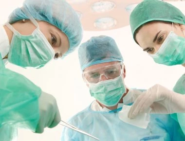 Χειρουργός στην Καλαμάτα χειρούργησε... λάθος πόδι σε ασθενή και την σκότωσε!